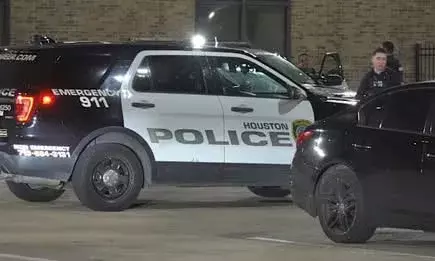 ഹ്യൂസ്റ്റണില്‍ സംഘര്‍ഷത്തിനിടെ ഡ്രൈവര്‍ ആള്‍ക്കൂട്ടത്തിലേക്ക് വാഹനം ഇടിച്ചുകയറി; അഞ്ച് പേര്‍ക്ക് പരിക്ക്