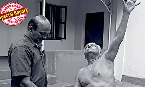 മനസ്സിന്റെ സ്ട്രെയിന്‍ കുറയ്ക്കാന്‍ ഈ കസര്‍ത്ത് വലിയൊരാശ്വാസമാണ്; പുസ്തകം നോക്കി പഠിച്ച യോഗ ജീവിതത്തിന്റെ ഭാഗമാക്കിയത് ഇങ്ങനെ; മിതമായി ഭക്ഷണം കഴിക്കുക, ചിട്ടയായി ജീവിക്കുക, വ്യായാമം ചെയ്യുക; എണ്‍പതാം വയസ്സിലും അനായാസം മലമുകളേറിയ വി എസ്സിന്റെ ആരോഗ്യരഹസ്യം