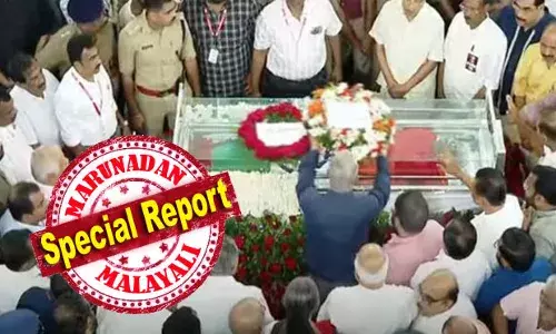 ധീര സഖാവേ, വി എസേ, ആരു പറഞ്ഞു മരിച്ചെന്ന്, ജീവിക്കുന്നു ഞങ്ങളിലൂടെ; വേലിക്കകത്തെ വീട്ടിലെത്തിയും മുഖ്യമന്ത്രിയുടെ അന്ത്യാഞ്ജലി; വീട്ടില്‍ നിന്നും ദര്‍ബാര്‍ ഹാളിലേക്ക് മൃതദേഹം എടുക്കുമ്പോള്‍ പ്രകൃതിയും കലി തുള്ളി; കനത്ത മഴയിലും വിഎസിനെ പിന്തുടര്‍ന്ന് സഖാക്കള്‍; വി എസ് വികാരം അടിമുടി നിറഞ്ഞ് പൊതു ദര്‍ശനം; കണ്ണേ.. കരളേ... വിഎസേ.....; കേന്ദ്രവും പ്രതിനിധിയെ അയയ്ക്കും; ആലപ്പുഴയിലേക്കുള്ള യാത്ര രണ്ട് മണിക്ക്