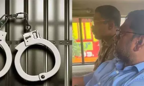 വി എസ് അച്യുതാനന്ദനെ അധിക്ഷേപിച്ചു സോഷ്യല്‍ മീഡിയയില്‍ പോസ്റ്റിട്ടു;  ആറ്റിങ്ങല്‍ ബോയ്‌സ് ഹയര്‍ സെക്കന്‍ഡറി സ്‌കൂളിലെ അധ്യാപകന്‍ കസ്റ്റഡിയില്‍; അനൂപിനെതിരെ കടുത്ത പ്രതിഷേധം