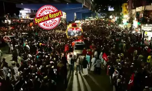 ഞങ്ങടെ നെഞ്ചിലേ റോസാപ്പൂവേ! ജനസാഗരത്തിന്റെ അന്ത്യാഭിവാദ്യങ്ങളേറ്റുവാങ്ങി ജനനായകന്‍;  വിഎസിന്റെ ഭൗതിക ശരീരം വഹിച്ചുള്ള വിലാപയാത്ര ആലപ്പുഴയിലേക്ക്;  14 കിലോമീറ്റര്‍ താണ്ടാന്‍ അഞ്ചര മണിക്കൂര്‍; അനുഗമിച്ച് നേതാക്കളും പാര്‍ട്ടി പ്രവര്‍ത്തകരും;   പ്രിയനേതാവിനെ അവസാനമായി കാണാന്‍ റോഡിനിരുവശങ്ങളിലും വന്‍ ജനക്കൂട്ടം; സംസ്‌കാരം ബുധനാഴ്ച മൂന്നുമണിക്ക് വലിയചുടുകാട്ടില്‍