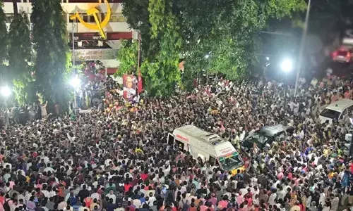 വി.എസിന്റെ വിയോഗം; സര്‍ക്കാര്‍ ഓഫിസുകളും കോളേജുകളും അടക്കം ആലപ്പുഴയിലെ വിദ്യാഭ്യാസ സ്ഥാപനങ്ങള്‍ക്കും ഇന്ന് അവധി