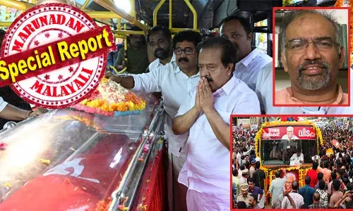 വഴിയരികില്‍ കാത്തുനിന്ന ലക്ഷങ്ങളില്‍ ഞാന്‍ പ്രത്യേകം ശ്രദ്ധിച്ചത് ഒരു സാധാരണക്കാരനെപ്പോലെ വി എസ്സിന്റെ ഭൗതികശരീരവുമായി എത്തുന്ന വാഹനം കാത്തു നില്‍ക്കുന്ന ശ്രീ രമേശ് ചെന്നിത്തലയെ ആണ്; ഇന്ത്യയില്‍ മറ്റെവിടെയെങ്കിലും ഇത്തരം ഒരു കാഴ്ചയുണ്ടാകുമോ? കേരളം പ്രതീക്ഷ നല്‍കുന്നത് ഇത്തരം ഉത്തമ മാതൃകകളില്‍ കൂടിയാണ്: വിഎസിന്റെ അന്ത്യയാത്രയെ മുരളീ തുമ്മാരുകുടി രേഖപ്പെടുത്തുന്നത് ഇങ്ങനെ