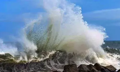ഉയര്‍ന്ന തിരമാലയും കടലാക്രമണവും; കേരളതീരത്ത് ജാഗ്രത, മത്സ്യത്തൊഴിലാളികള്‍ക്ക് മുന്നറിയിപ്പ്