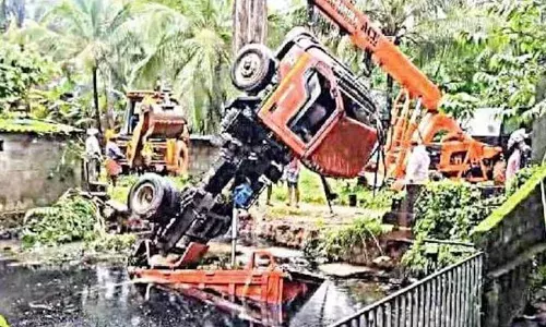ക്വാറി വേസ്റ്റ് എത്തിക്കുന്നതിനായി എത്തിയ ലോറി സൈഡ് ഭിത്തിയും റോഡും തകര്‍ത്ത് കുളത്തിലേക്ക്; ഡ്രൈവര്‍ രക്ഷപ്പെട്ടത് തലനാരിഴയ്ക്ക്