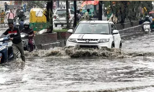 ഡല്‍ഹിയില്‍ കനത്ത മഴ; നഗരത്തിന്റെ പല ഭാഗങ്ങളിലും വെള്ളക്കെട്ട് രൂക്ഷമായി; ഗതാഗതക്കുരുക്കും രൂക്ഷം