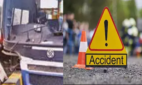 മുന്നിലൂടെ പോയ ബൈക്ക് പണികൊടുത്തു; നിയന്ത്രണം തെറ്റിയ ലോ ഫ്ലോർ ബസ് അപകടത്തിൽപ്പെട്ടു; മൂന്നുപേർക്ക് പരിക്ക്; സംഭവം ശ്രീകാര്യത്ത്