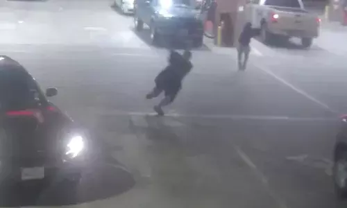 ഗ്യാസ് സ്റ്റേഷന് വെടിവയ്പ്പ്: പ്രതിയെ കണ്ടെത്താന് ഡാളസ് പോലീസ് സഹായം തേടുന്നു ഗ്യാസ് സ്റ്റേഷന് വെടിവയ്പ്പ്: പ്രതിയെ കണ്ടെത്താന് ഡാളസ് പോലീസ് സഹായം തേടുന്നു