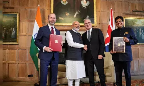 കാര്‍ഷിക ഉത്പന്നങ്ങള്‍ക്കും സംസ്‌കരിച്ച ഭക്ഷ്യ ഉത്പന്നങ്ങള്‍ക്കും തീരുവ ഒഴിവാക്കി; യുവാക്കള്‍ക്കും കര്‍ഷകര്‍ക്കും നേട്ടം കൊയ്യാവുന്ന സ്വതന്ത്ര വ്യാപാര കരാറില്‍ ഇന്ത്യയും യുകെയും ഒപ്പുവച്ചു; കേരളം അടക്കം തീരദേശ സംസ്ഥാനങ്ങള്‍ക്കും മത്സ്യമേഖലയ്ക്കും ഗുണകരം; ആഗോള സ്ഥിരതയ്ക്ക് കരുത്ത് പകരുമെന്ന് മോദിയും ചരിത്രപരമെന്ന് സ്റ്റാര്‍മറും