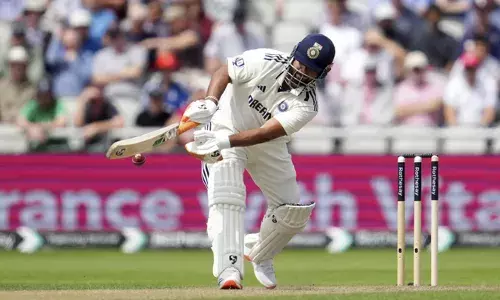 ഇതിലും വതുത് കണ്ട് വന്നവനാ.... കയ്യടിക്കടാ! പൊട്ടലേറ്റ കാലുമായി ക്രീസിലെത്തി റെക്കോര്‍ഡിട്ട് ഋഷഭ് പന്ത്; പിന്നിലാക്കിയത് രോഹിത് ശര്‍മയെ;  സിക്‌സും ഫോറുമടിച്ച് അര്‍ധ സെഞ്ചറി; 54 റണ്‍സെടുത്ത് പുറത്ത്; ഇന്ത്യ 358ന് ഓള്‍ഔട്ട്