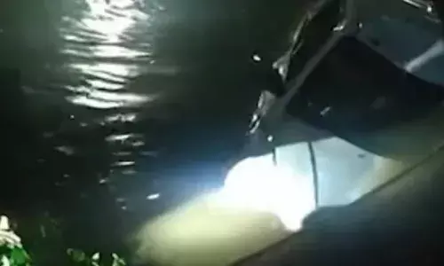 തിരുവല്ലയില്‍ നിയന്ത്രണം വിട്ട കാര്‍ പോസ്റ്റിലിടിച്ച് കുളത്തില്‍ വീണ് യുവാവ് മരിച്ചു; പരിക്കേറ്റ രണ്ടു പേര്‍ ആശുപത്രിയില്‍