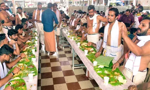 ആറന്മുള വള്ള സദ്യ ഓണ്‍ലൈനില്‍ ബുക്ക ചെയ്യാം; ദേവസ്വം ബോര്‍ഡിന്റെ തീരുമാനത്തിനെതിരെ എതിര്‍പ്പുമായി പള്ളിയോട സേവാസംഘം