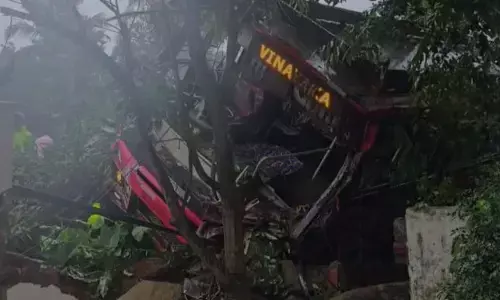 നിയന്ത്രണം വിട്ട സ്വകാര്യ ബസ് മതിലിൽ ഇടിച്ചു മറിഞ്ഞു; 5 പേർക്ക് പരിക്ക്; സംഭവം തൃശൂരിൽ