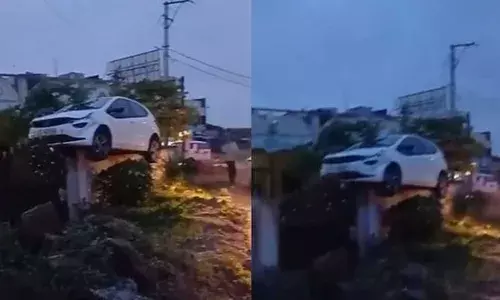 സ്വല്പം അൺഫിറ്റായി പോയി.. ഇത് ഒരു കാറോ തവളയോ?; അബോധാവസ്ഥയിൽ ഡ്രൈവർ വാഹനമോടിച്ച് കയറ്റിയത് വീടിന്റെ മതിലിൽ; വീഡിയോ വൈറൽ