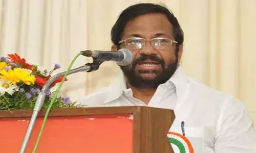 എല്‍ഡിഎഫ് വീണ്ടും തുടര്‍ഭരണം നേടുമെന്നും തദ്ദേശ തെരഞ്ഞെടുപ്പോടെ കോണ്‍ഗ്രസ് ഇല്ലാതാകുമെന്നും ഉള്ള വിവാദ ഫോണ്‍ സംഭാഷണം പാര്‍ട്ടിയെ പ്രതിസന്ധിയിലാക്കി; തിരുവനന്തപുരം ഡിസിസി അദ്ധ്യക്ഷ സ്ഥാനം രാജി വച്ച് പാലോട് രവി; എഐസിസി നിര്‍ദ്ദേശപ്രകാരം രാജി ചോദിച്ചുവാങ്ങി കെ പി സി സി; രവിയുമായി ഫോണില്‍ സംസാരിച്ച ജലീലിനെ പുറത്താക്കി