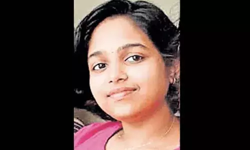 എഞ്ചിനീയറിംഗ് വിദ്യാര്‍ത്ഥിനി ട്രെയിന്‍ തട്ടി മരിച്ചു; അപകടം ട്രെയിന്‍ ഇറങ്ങി രണ്ടാം പ്ലാറ്റ്‌ഫോമലേക്ക് കടക്കുന്നതിനിടെ