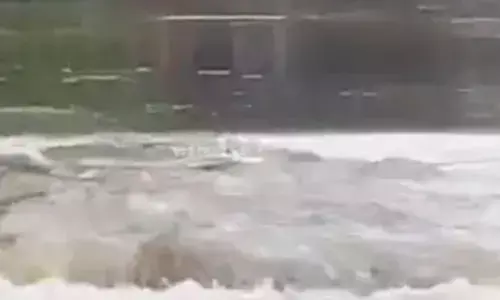 ബൈക്കില്‍ ചപ്പാത്ത് കടക്കാന്‍ ശ്രമിക്കവെ എന്‍ജിനീയറിങ് വിദ്യാര്‍ഥി ഒഴുക്കില്‍പ്പെട്ടു; കല്ലില്‍ പിടിച്ച് രക്ഷപ്പെട്ടു