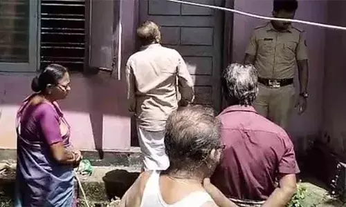 വീടിന് മുന്നില്‍ വയോധിക ഷോക്കേറ്റ് മരിച്ച നിലയില്‍; ഇലക്ട്രിക്ക് ലൈന്‍ കയ്യില്‍ കുരുങ്ങിയ അവസ്ഥയില്‍ മൃതദേഹം