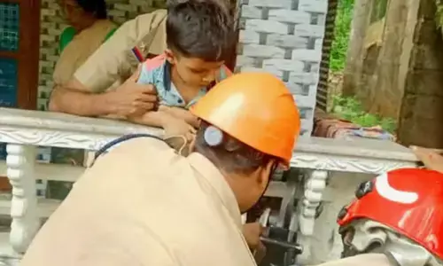 കളിക്കുന്നതിനിടെ അബദ്ധത്തിൽ കാൽ സോപാനത്തിൽ കുടുങ്ങി; 4 വയസുകാരന് രക്ഷകരായി ഫയർഫോഴ്‌സ്; സംഭവം തിരുവനന്തപുരത്ത്