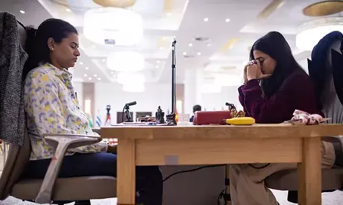 ഫിഡെ ചെസ് വനിതാ ലോകകപ്പ് ഫൈനല്‍ ആവേശകരമായ ടൈബ്രേക്കറിലേക്ക്; ഇന്ത്യന്‍ താരങ്ങളായ കൊനേരു ഹംപി-ദിവ്യ ദേശ്മുഖ് മത്സരം സമനിലയില്‍