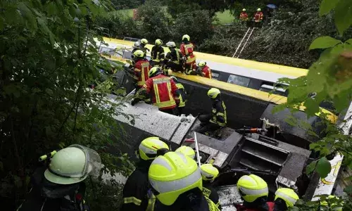 ജര്‍മനിയില്‍ ട്രെയിന്‍ പാളം തെറ്റി മൂന്ന് മരണം; നിരവധി പേര്‍ക്ക് പരിക്ക്: ബോഗികള്‍ വശത്തേക്ക് മറിഞ്ഞ നിലയില്‍