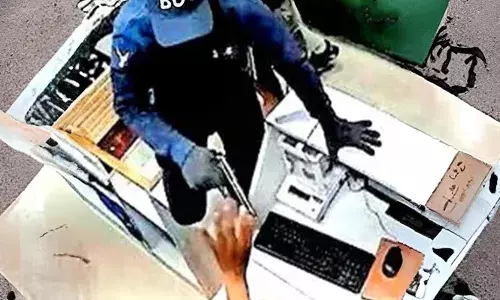 ജ്വല്ലറി ഉടമയെയും ജീവനക്കാരെയും തോക്കിന്‍ മുനയില്‍ നിര്‍ത്തി; മുഖംമൂടി സംഘം കവര്‍ന്നത് 18 ലക്ഷം രൂപയുടെ സ്വര്‍ണം