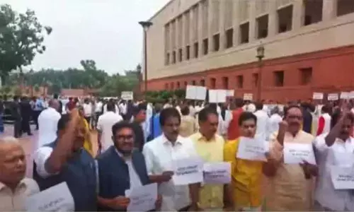 കന്യാസ്ത്രീകളുടെ അറസ്റ്റ്: പാര്‍ലമെന്റിന് മുമ്പില്‍ യുഡിഎഫ് എം പിമാരുടെ പ്രതിഷേധം; കേന്ദ്ര സര്‍ക്കാറിനും ബജ്രംഗ്ദളിനും എതിരെ പ്രതിഷേധ മുദ്രാവാക്യങ്ങള്‍ വിളിച്ചു എംപിമാര്‍; അടിയന്തര പ്രമേയത്തിന് നോട്ടീസ് നല്‍കി; സംഭവത്തില്‍ കേരളത്തിലും രാജ്യത്തും വ്യാപക പ്രതിഷധം