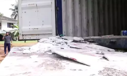 കണ്ടെയ്‌നർ ലോറിയിൽ നിന്നും മാർബിൾ ഇറക്കുന്നതിനിടെ അപകടം; രണ്ട് തൊഴിലാളികൾക്ക് ഗുരുതര പരിക്ക്; സംഭവം കണ്ണൂരിൽ