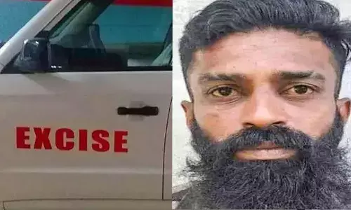 പോലീസിനെ ക​ണ്ട​തോ​ടെ ബൈ​ക്ക് ഉ​പേ​ക്ഷി​ച്ച് ഓടി; യുവാവിനെ പിന്തുടർന്ന് പിടികൂടി പോലീസ്; പ​രി​ശോ​ധ​ന​യി​ല്‍ കണ്ടെടുത്തത് 3.9244 കി​ലോ​ഗ്രാം ക​ഞ്ചാ​വ്