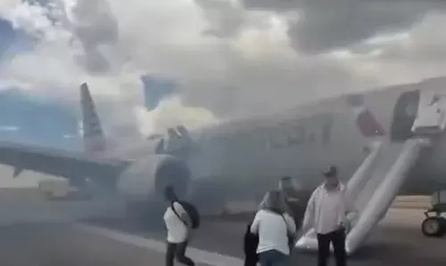 പറന്നുയരുന്നതിനിടെ വിമാനത്തിന് തീപിടിച്ചു: അമേരിക്കന് എയര്ലൈന്സ് യാത്രക്കാരെ ഒഴിപ്പിച്ചു പറന്നുയരുന്നതിനിടെ വിമാനത്തിന് തീപിടിച്ചു: അമേരിക്കന് എയര്ലൈന്സ് യാത്രക്കാരെ ഒഴിപ്പിച്ചു