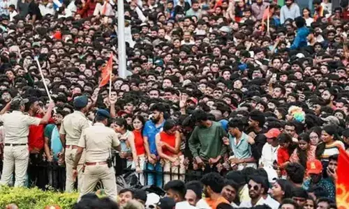 ചിന്നസ്വാമി സ്റ്റേഡിയത്തിലെ അപകടം; പൊലീസ് ഉദ്യോഗസ്ഥരുടെ സസ്പെന്‍ഷന്‍ പിന്‍വലിച്ച് കര്‍ണാടക സര്‍ക്കാര്‍