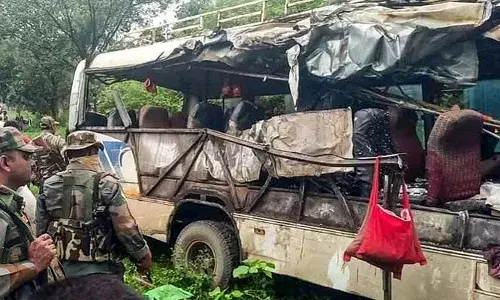 നിയന്ത്രണം വിട്ട ബസ് ട്രക്കുമായി കൂട്ടിയിടിച്ചു; 6 പേർ മരിച്ചു; 24 പേർക്ക് പരിക്ക്; അപകടത്തിൽപ്പെട്ടത് കാൻവാർ തീർഥാടകർ സഞ്ചരിച്ച വാഹനം