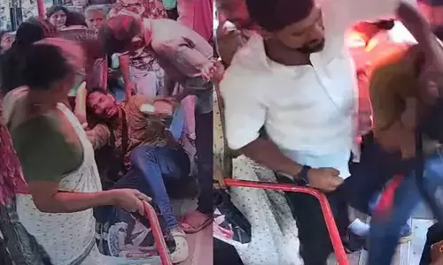 വിദ്യാർത്ഥിനിയ്ക്ക് കൺസഷൻ നൽകിയില്ല; സ്വകാര്യ ബസ് കണ്ടക്ടറെ മർദിച്ചു; കേസെടുത്ത് പോലീസ്