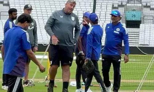 നിനക്ക് ഇഷ്ടമുള്ളിടത്ത് പോയി പരാതി കൊടുക്ക്; ഞങ്ങള്‍ എന്തു ചെയ്യണമെന്ന് നീ പഠിപ്പിക്കേണ്ട;  ക്യുറേറ്റര്‍ ലീ ഫോര്‍ട്ടിസിനു നേരെ വിരല്‍ ചൂണ്ടി  ഗംഭീറിന്റെ താക്കീത്;  ഗ്രൗണ്ട് സ്റ്റാഫിന്റെ ഭീഷണിക്ക് മുന്നില്‍ വഴങ്ങാതെ ഇന്ത്യന്‍ പരിശീലകന്‍; ഓവല്‍ പിച്ചില്‍ ഇന്ത്യക്കുള്ള കെണിയോ?