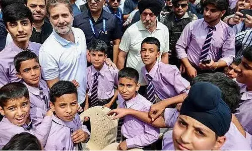 നിര്‍ഭയയുടെ സഹോദരന്റെ വിദ്യാഭ്യാസത്തിന് പിന്തുണ നല്‍കിയത് ഒരു കുഞ്ഞുപോലും അറിയാതെ; ഇപ്പോള്‍ പാക് ഷെല്ലാക്രമണത്തില്‍ ഉറ്റവര്‍ നഷ്ടപ്പെട്ട പൂഞ്ചിലെ 22 കുട്ടികളുടെ വിദ്യാഭ്യാസ ചെലവ് ഏറ്റെടുക്കുന്നു; നല്ല കാര്യം ചെയ്തിട്ടും പി ആര്‍ സ്റ്റണ്ടെന്ന് സോഷ്യല്‍ മീഡിയയില്‍ ഒരുകൂട്ടര്‍; അല്ലല്ല, ഇതാണ് യഥാര്‍ഥ നേതാവെന്ന് മറ്റുചിലര്‍