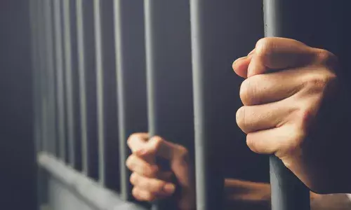 ആണ്‍സുഹൃത്തിനെ രക്ഷിക്കാന്‍ സ്‌കൂള്‍ സുരക്ഷാ ജീവനക്കാരന്‍ പീഡിപ്പച്ചെന്ന് കള്ള മൊഴി; 75കാരന്‍ ജയിലില്‍ കിടന്നത് 285 ദിവസം:  ഒടുവില്‍ നിരപരാധി എന്ന് തെളിഞ്ഞതോടെ വെറുതെ വിട്ടു