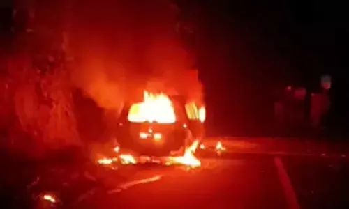 അട്ടത്തോടിനും നിലയ്ക്കലിനുമിടയ്ക്ക് തീര്‍ഥാടകരുടെ വാഹനം കത്തിനശിച്ചു: അഞ്ചംഗ സംഘം രക്ഷപ്പെട്ടത് തലനാരിഴയ്ക്ക