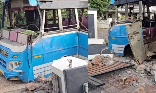 അമിത വേഗതയിലെത്തിയ ബസ് നിയന്ത്രണം വിട്ട് മതിലിൽ ഇടിച്ചു; വിദ്യാ൪ത്ഥികൾ ഉൾപ്പെടെ 20ലധികം  പേ൪ക്ക് പരിക്ക്; സംഭവം പാലക്കാട്
