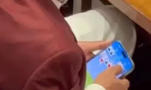 നിയമസഭയ്ക്കുള്ളില്‍ മൊബൈലില്‍ റമ്മി കളിച്ചു; മഹാരാഷ്ട്രയിലെ കൃഷി മന്ത്രിയെ കായിക വകുപ്പിലേക്ക് മാറ്റി