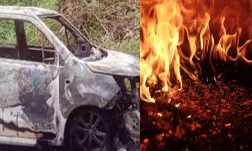 ആദ്യം പുക ഉയർന്നു; നിമിഷ നേരം കൊണ്ട് തീആളിക്കത്തി; ഓടിക്കൊണ്ടിരുന്ന കാർ പൂർണമായും കത്തിനശിച്ചു; യാത്രക്കാർ രക്ഷപ്പെട്ടത് ഭാഗ്യം കൊണ്ട്