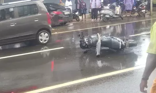 ബൈക്ക് കണ്ടെയ്‌നര്‍ ലോറിയില്‍ ഇടിച്ച് അപകടം; ബൈക്ക് യാത്രക്കാരന് ഗുരുതര പരിക്ക്; സംഭവം കോഴിക്കോട്