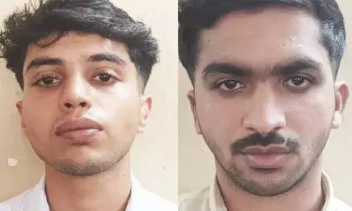 തീവണ്ടിയാത്രയ്ക്കിടെ കോളേജ് അധ്യാപകന്റെ മുഖത്തടിച്ചു; കൈവിരലുകളില്‍ പിടിച്ച് തിരിച്ചു: രണ്ട് കോളേജ് വിദ്യാര്‍ത്ഥികള്‍ അറസ്റ്റില്‍