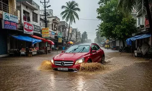 മെഴ്‌സിഡസ് കാര്‍ റോഡിലെ വെള്ളക്കെട്ടില്‍ കുടുങ്ങി കേടായി; അഞ്ച് ലക്ഷം രൂപ നഷ്ടപരിഹാരം ആവശ്യപ്പെട്ട് മുന്‍സിപ്പല്‍ കോര്‍പ്പറേഷന് നോട്ടീസ് നല്‍കി കാര്‍ ഉടമ