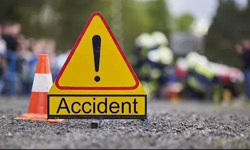 ഡ്രൈവർ ഉറങ്ങിപ്പോയത് വിനയായി; നിയന്ത്രണം തെറ്റിയ ലോറി ടാറിങ് മെഷീനിൽ ഇടിച്ച് മറിഞ്ഞു; രണ്ടുപേർക്ക് പരിക്ക്; ആശുപത്രിയിൽ പ്രവേശിപ്പിച്ചു