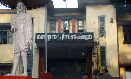 കണ്ണൂര്‍ സെന്‍ട്രല്‍ ജയിലില്‍ വീണ്ടും മൊബൈല്‍ ഫോണ്‍ പിടികൂടി; പത്താം നമ്പര്‍ സെല്ലിന്റെ മുന്നില്‍ കല്ലിനടിയില്‍ ഒളിപ്പിച്ച നിലയില്‍; പൊലീസ് കേസെടുത്ത് അന്വേഷണമാരംഭിച്ചു