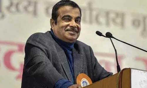 പത്തുമിനിറ്റിനകം പൊട്ടിത്തെറിക്കുമെന്ന് സന്ദേശം; ഗഡ്കരിയുടെ നാഗ്പുരിലെ വസതിക്ക് നേരെ വ്യാജ ബോംബ് ഭീഷണി; യുവാവ് കസ്റ്റഡിയില്‍