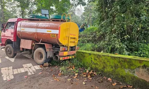 ഇത്രയ്ക്ക് ഗതികെട്ടവന്‍മാര്‍ വേറെ ഉണ്ടാകുമോ കര്‍ത്താവേ! കക്കൂസ് മാലിന്യം തള്ളാന്‍ വന്ന ലോറി ചെളിയില്‍ പുതഞ്ഞു: വാഹനം പോലീസ് കസ്റ്റഡിയില്‍: രണ്ടു പേര്‍ക്കെതിരേ കേസും