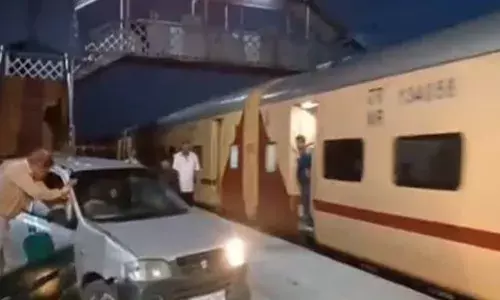 മദ്യലഹരിയില്‍ റെയില്‍വേ പ്ലാറ്റ്ഫോമിലേക്ക് കാറോടിച്ചുകയറ്റി;  കാര്‍ നിന്നത് അതിവേഗത്തില്‍ കടന്നുപോകുന്ന ട്രെയിനിന് തൊട്ടടുത്ത് എത്തി:  സൈനിക ഉദ്യോഗസ്ഥന്‍ അറസ്റ്റില്‍