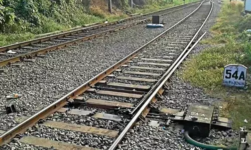 റെയില്‍വേ ട്രാക്കില്‍ സ്‌ഫോടകവസ്തു പൊട്ടിത്തെറിച്ച് ട്രാക്ക്മാന്‍ മരിച്ചു; ഒരാള്‍ക്ക് പരിക്ക്