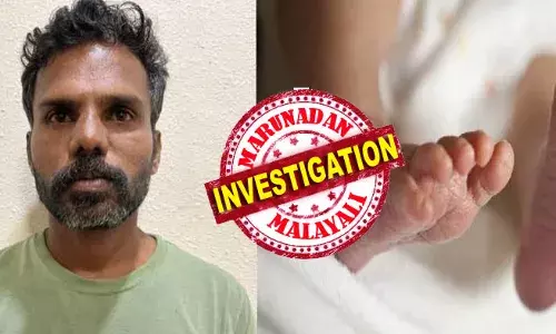 യുവതി വിവാഹിതയും രണ്ടു കുട്ടികളുടെ അമ്മയും; ജോണ്‍ തോമസിനും മൂന്ന് മക്കള്‍; ഭര്‍ത്താവുമായി പിണങ്ങി ആലുവയില്‍ എത്തിയപ്പോള്‍ അവിഹിതം; വിവാഹേതര ബന്ധത്തിലെ കുട്ടിയെ കൈമാറിയത് മക്കളില്ലാത്ത 46കാരിയ്ക്കും ഭര്‍ത്താവിനും; ലക്ഷംവീട് കോളനിയില്‍ നിന്നും കുട്ടിയെ വീണ്ടെടുത്ത കളമശ്ശേരി പോലീസ്; കൈമാറല്‍ കാമുക ഉപദേശത്തില്‍! ടോണിയ്‌ക്കൊപ്പം അമ്മയും അഴിക്കുള്ളിലാകും; പിന്നില്‍ നവജാത ശിശു വില്‍പ്പന മാഫിയ?